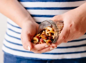 Optimizing Evening Nutrition: Dietitians Unveil Strategic Bedtime Snacks for Metabolism, Muscle Health, and Weight Management Post-Fifty-Five.